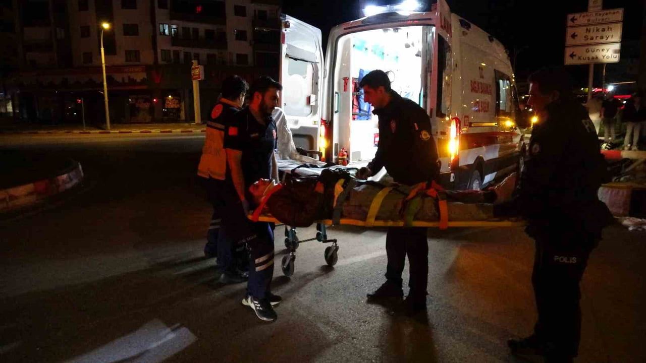 Malatya'da kavşakta cip ile motosiklet çarpıştı: Motokurye hastanede tedavi altına alındı