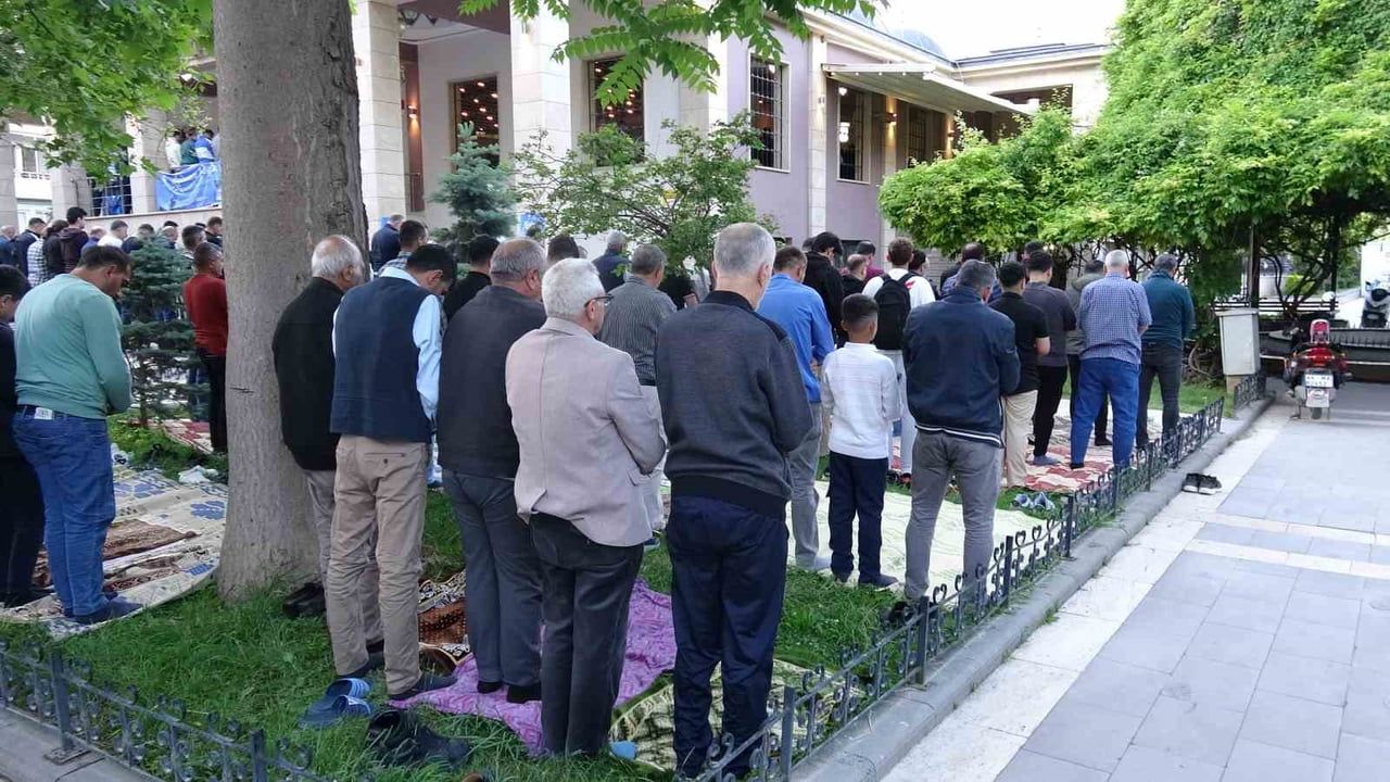 Malatya'da Kurban Bayramı: Sabah namazı ve bayramlaşma camileri doldurdu