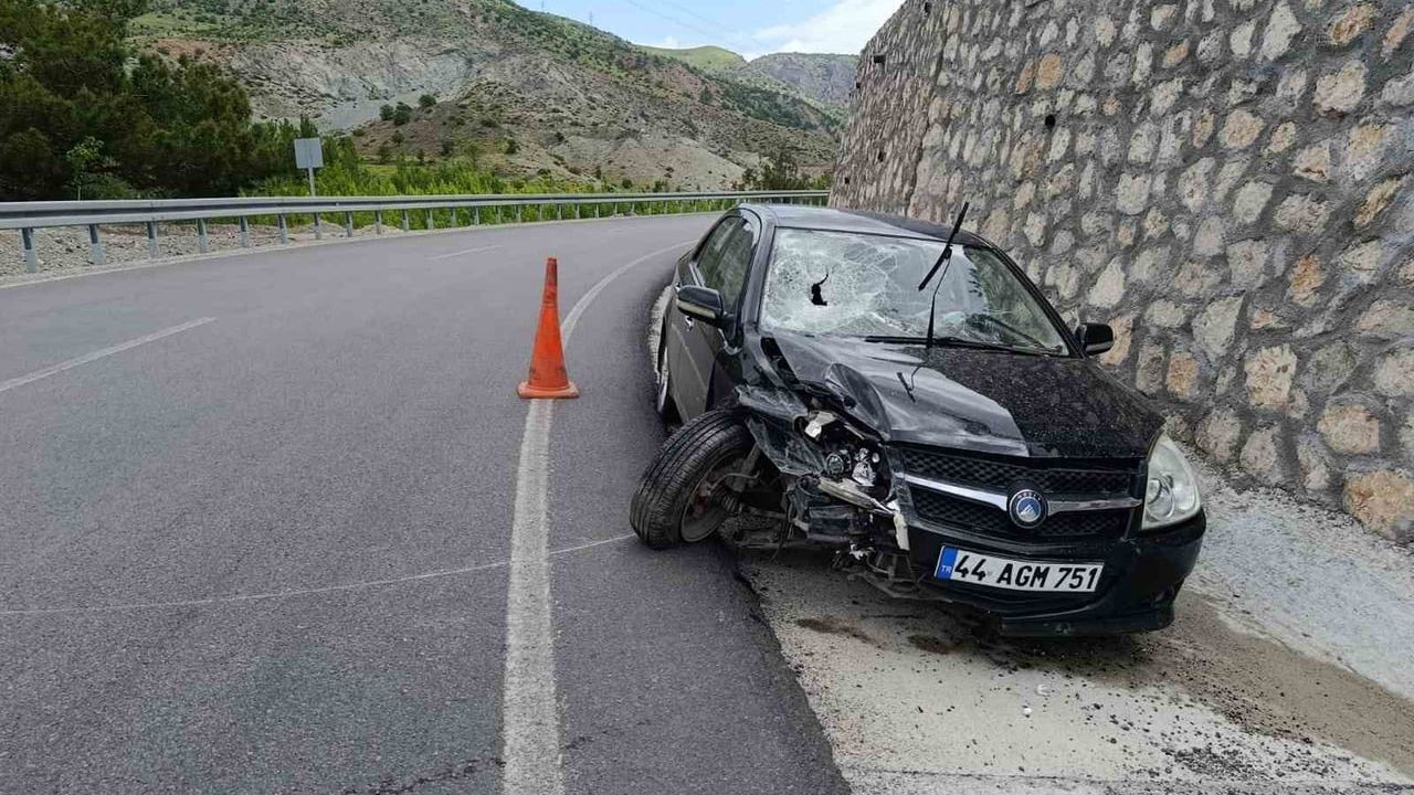 Malatya'da otomobil bariyerlere çarptı: 1 yaralı