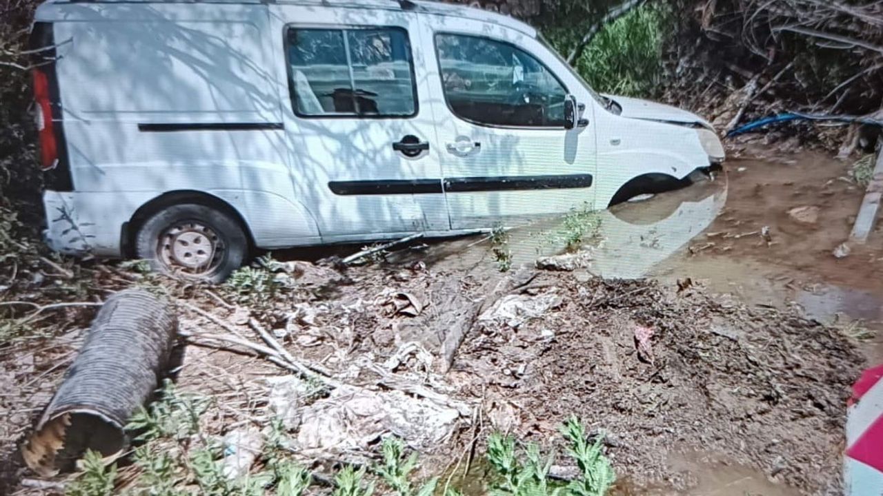 Malatya'da Refüje Çarpan Araç Sulama Kanalına Savruldu: 1 Yaralı