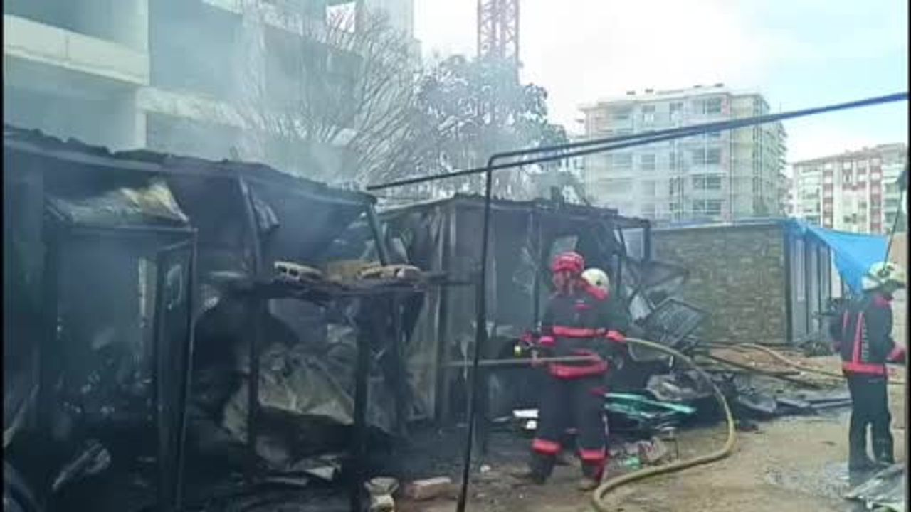Malatya'da şantiyede konteyner yangını: 3 konteyner zarar gördü