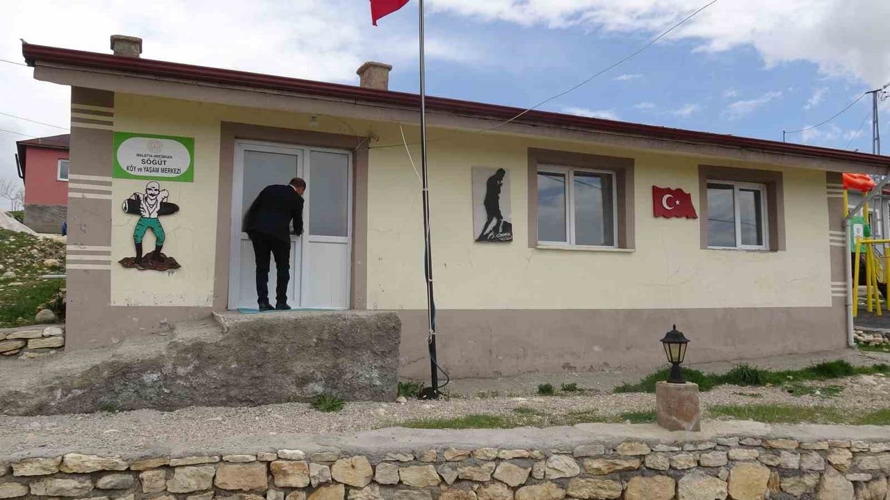 Malatya Hekimhan'da Jandarma, Söğüt Köy Okulunda Bakım ve Çevre Düzenlemesi Yaptı