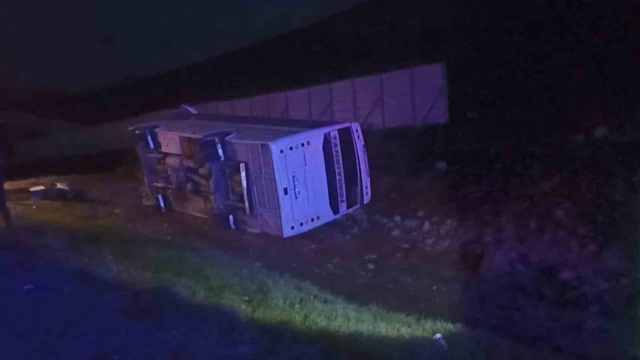 Malatya-Kayseri yolunda midibüs devrildi: 27 taraftar yaralandı