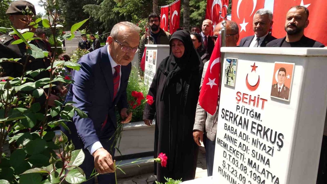 Malatya Protokolü Kurban Bayramı Arifesinde Şehitliği Ziyaret Etti