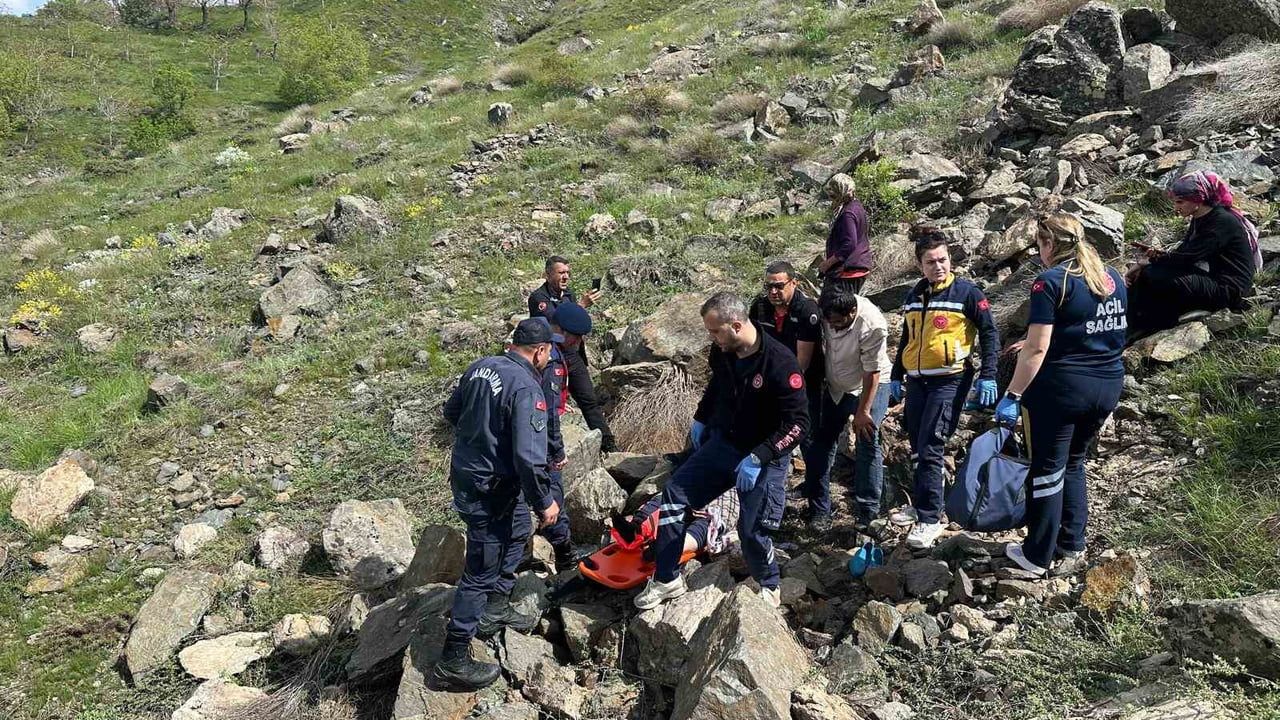 Malatya Pütürge'de kayalıklardan düşen 80 yaşındaki kadın kurtarıldı
