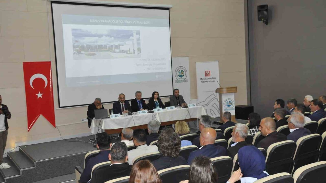 Malazgirt'te "Kapı, Fetih ve Kök: Hafıza Mekanları" sempozyumu: Ahlat ve Malazgirt hafızası masaya yatırıldı