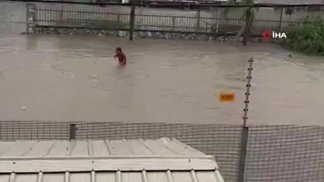 Malezya’da şiddetli yağış yolları su altında bıraktı