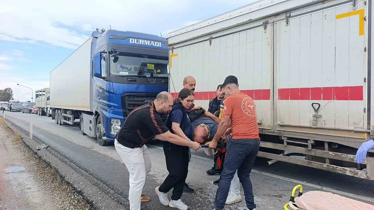 Manavgat-Alanya D-400'de kamyon tıra arkadan çarptı: 2 yaralı
