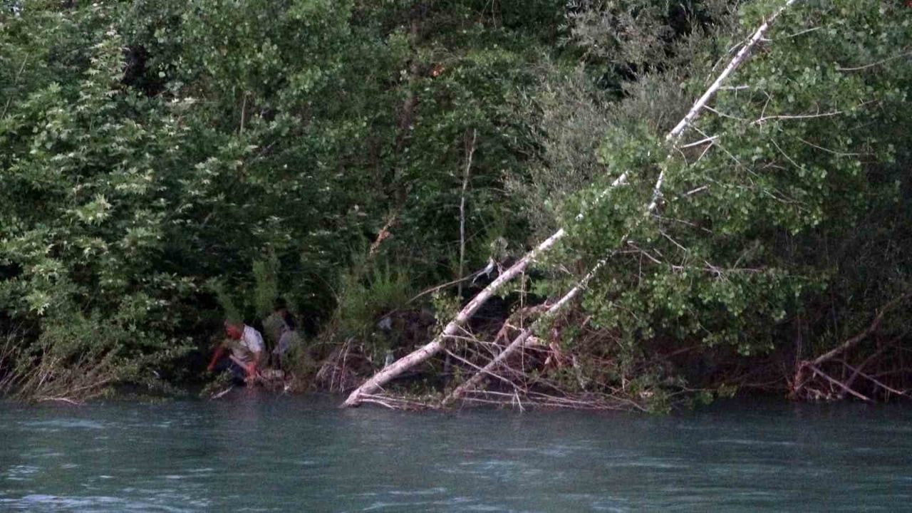 Manavgat Irmağı'nda mahsur kalan 2 çocuk, şambrel ile kurtarıldı