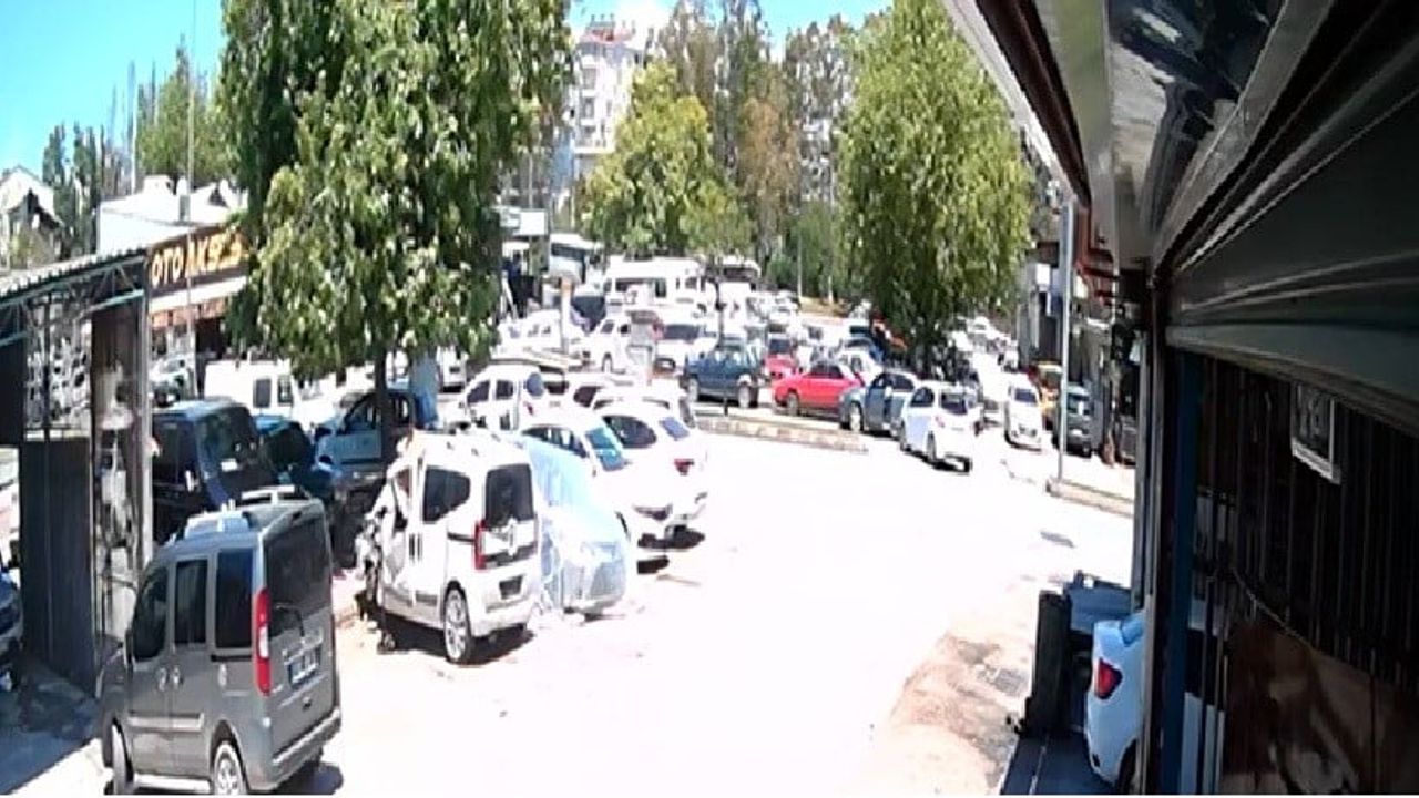 Manavgat Sanayi Sitesi'nde 'U' dönüşü kazası: Kaçan sürücünün biber gazı kullandığı anlar kamerada