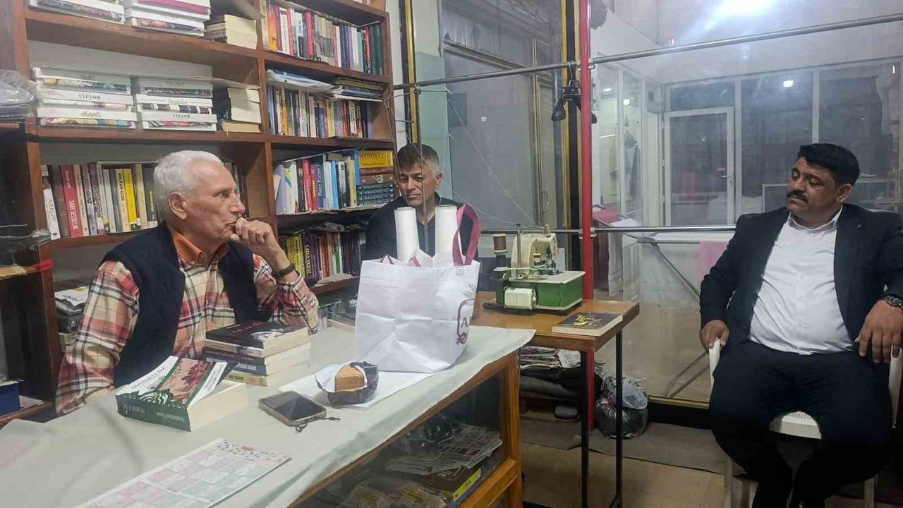 Manavgat’ta 70 yıllık terzinin işyeri kütüphaneye dönüştü: 83 yaşında 65 yılda 2 binden fazla kitap okudu