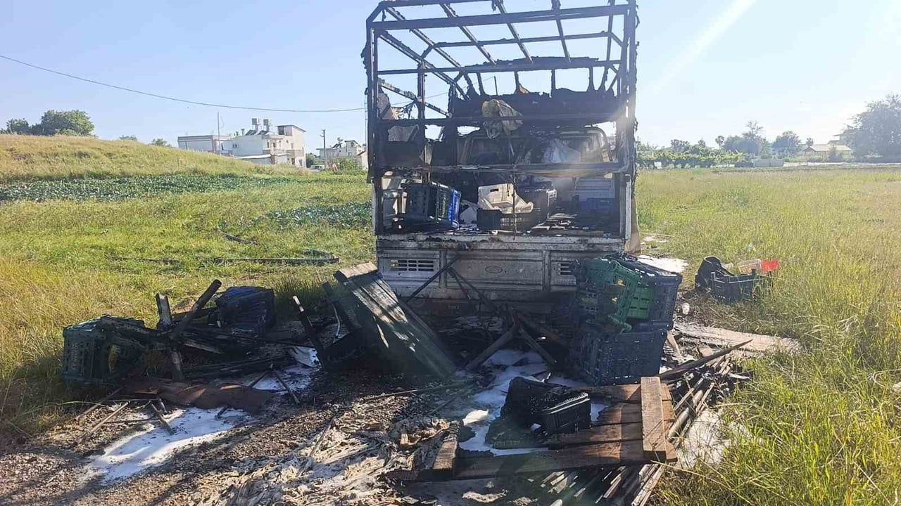 Manavgat'ta bahçede park halindeki kamyonet yandı: Jandarma soruşturma başlattı