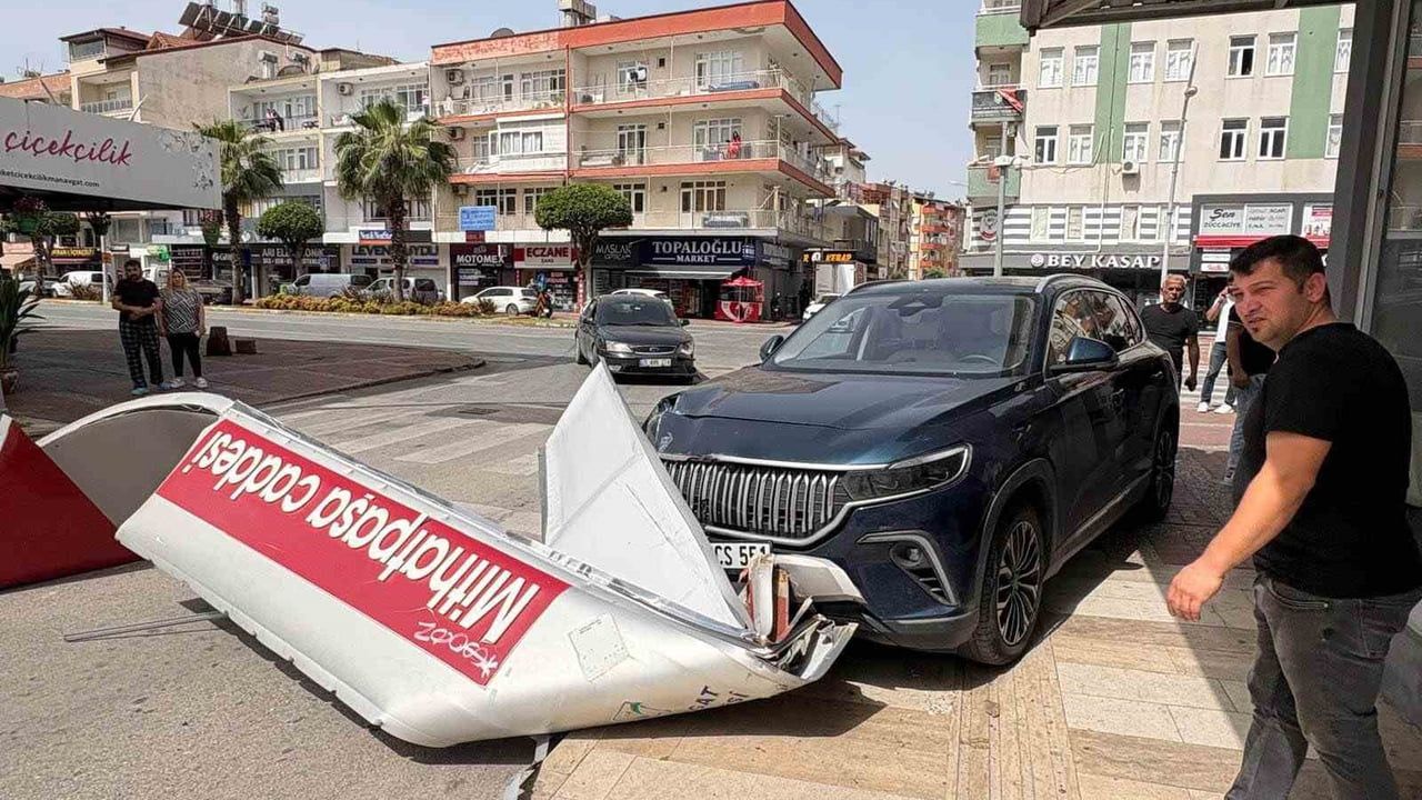 Manavgat'ta çarpışma sonrası araç yön tabelasını devirdi; anlar güvenlik kamerasında