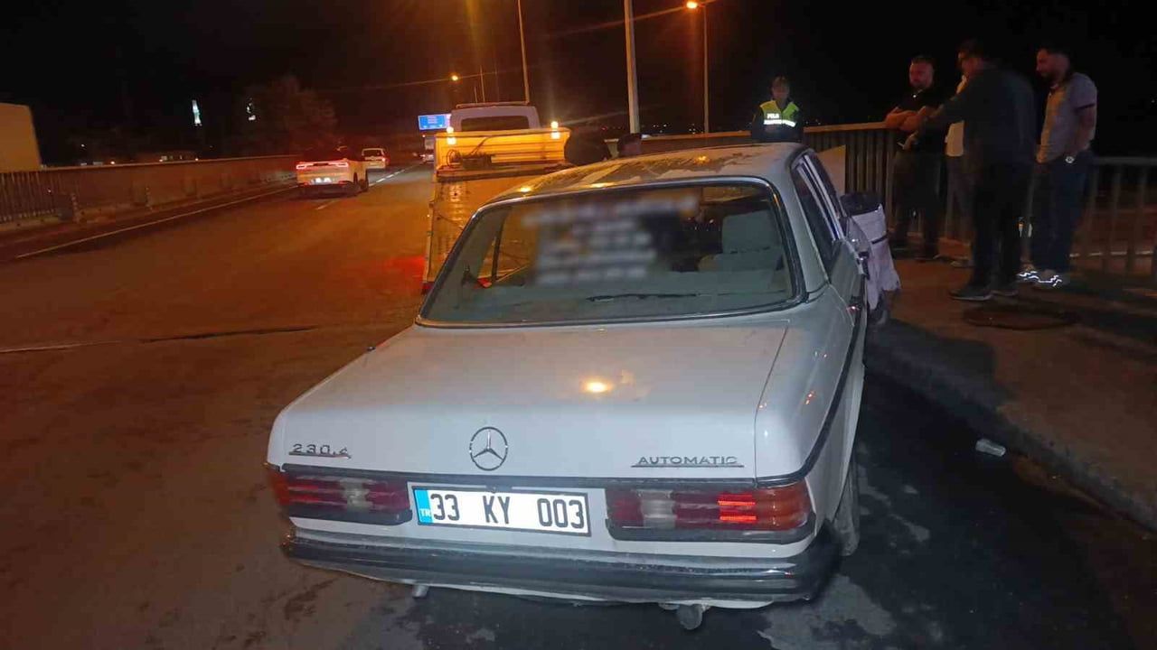 Manavgat'ta D-400'de bariyere çarpan 33 KY 003 plakalı otomobilin sürücüsü olay yerinden kaçtı
