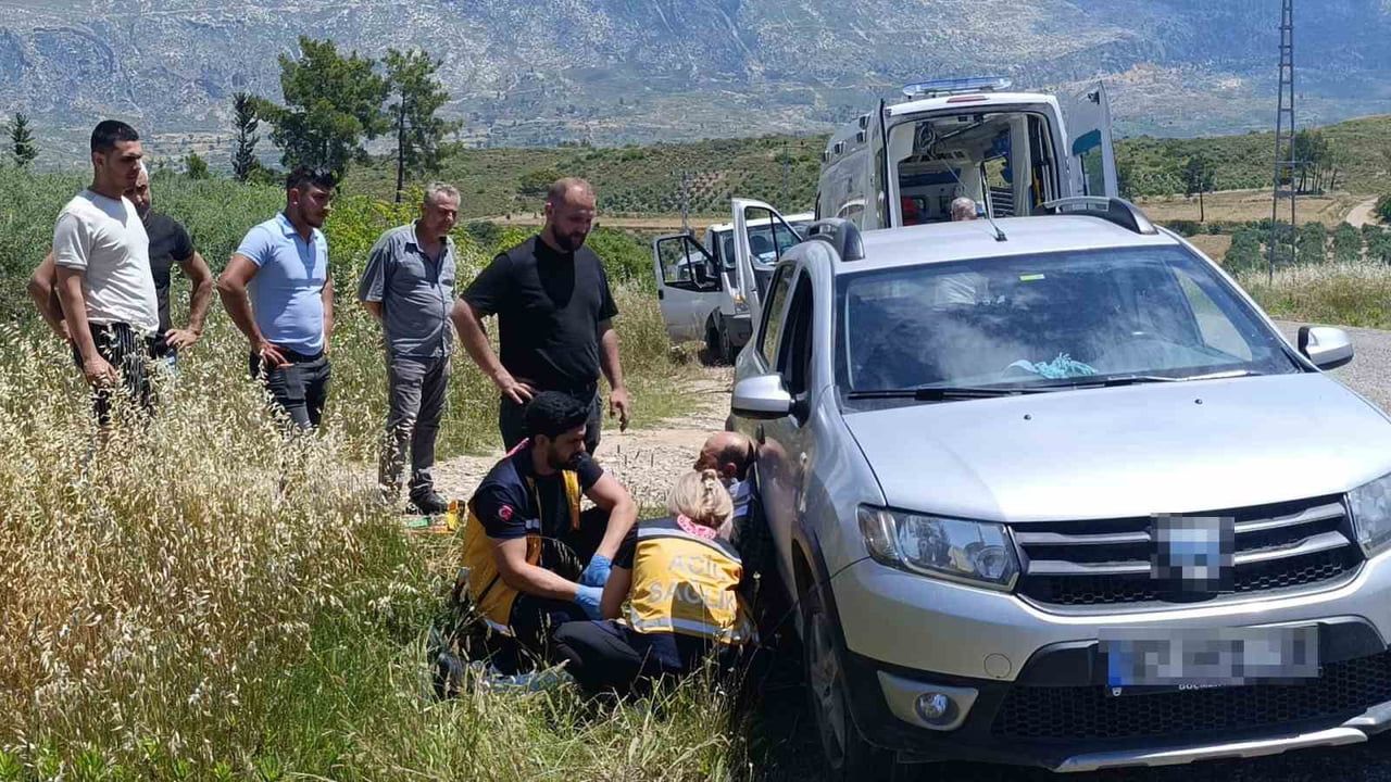 Manavgat'ta Devrilen Traktörden Kabin Sayesinde Yaralı Kurtuldu