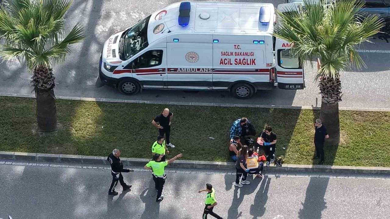Manavgat'ta iki motosiklet çarpıştı: 2 sürücü yaralandı