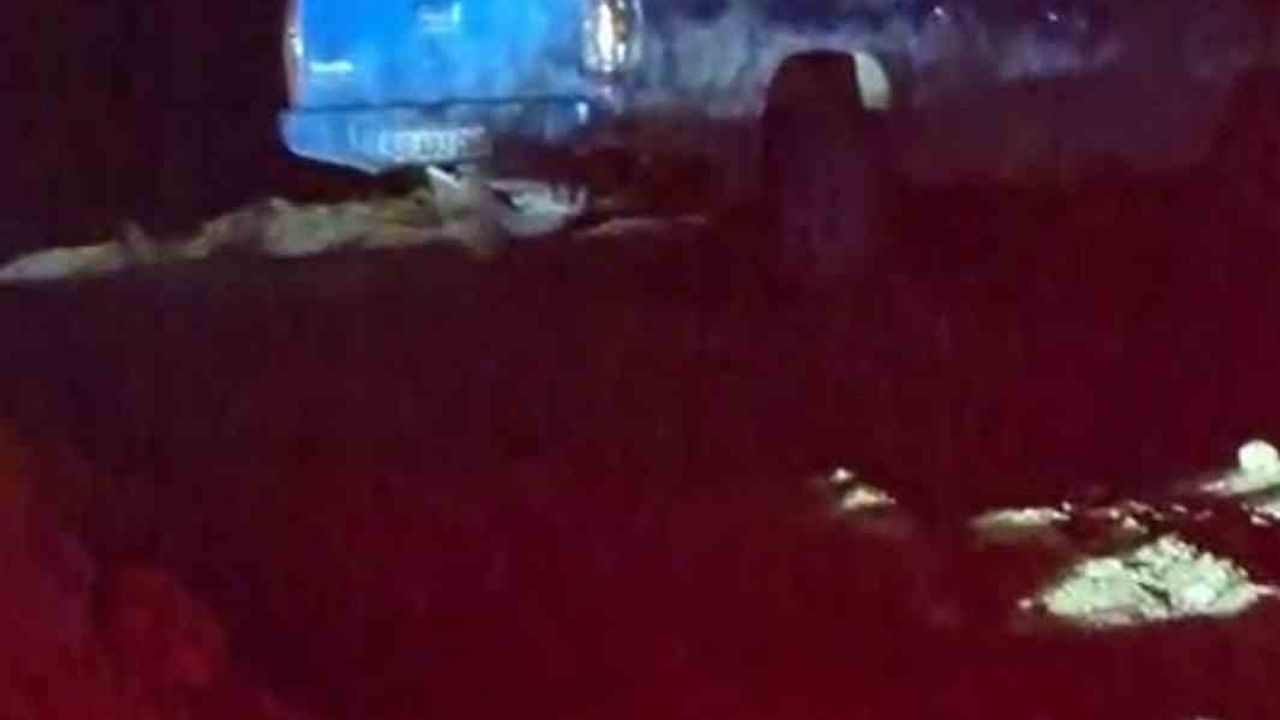 Manavgat'ta kapatılan turizm yolunda bariyerler kaldırılınca araçlar çukura düştü
