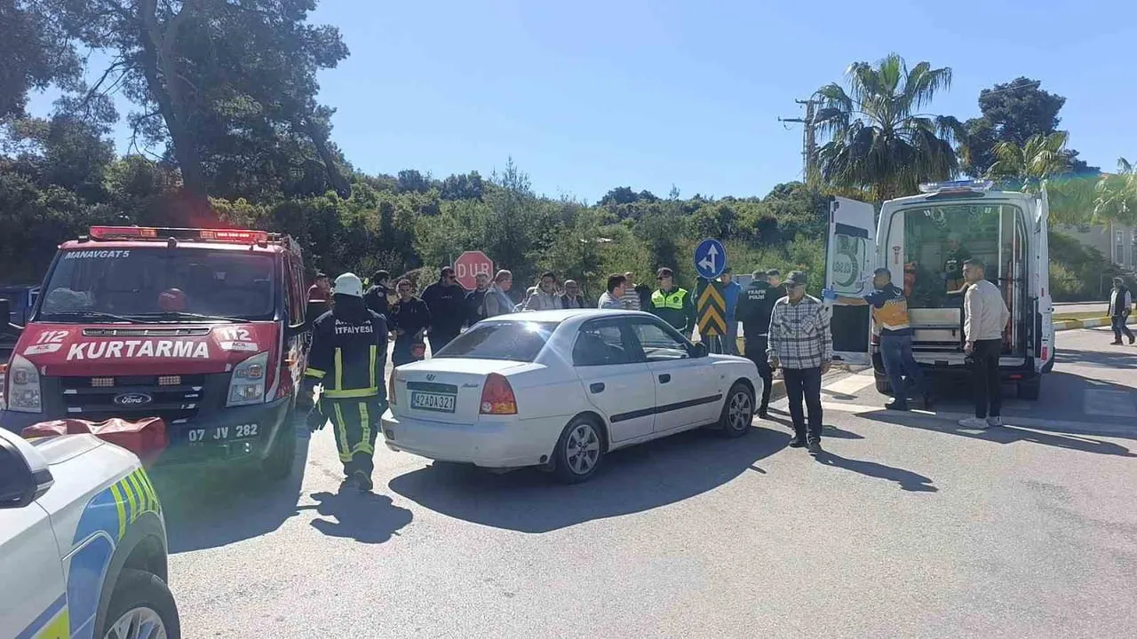 Manavgat'ta kavşak kazası: 1 yaralı, sıkışan sürücü itfaiye ekiplerince kurtarıldı