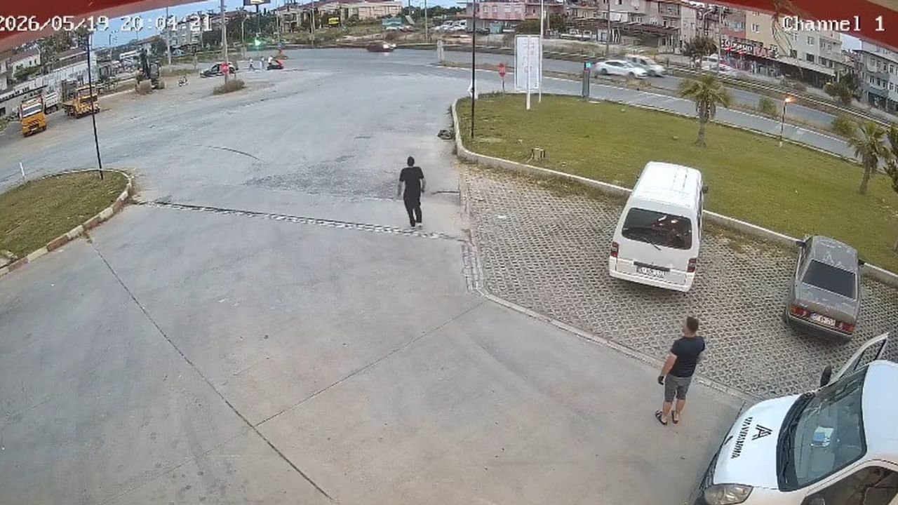 Manavgat'ta kavşakta otomobile çarpan motosiklet: 2 kişi yaralandı, kaza güvenlik kamerasında