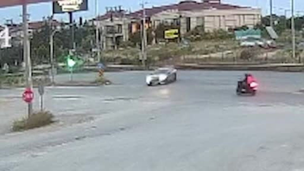 Manavgat’ta kavşakta otomobile çarpan motosiklette 2 kişi yaralandı