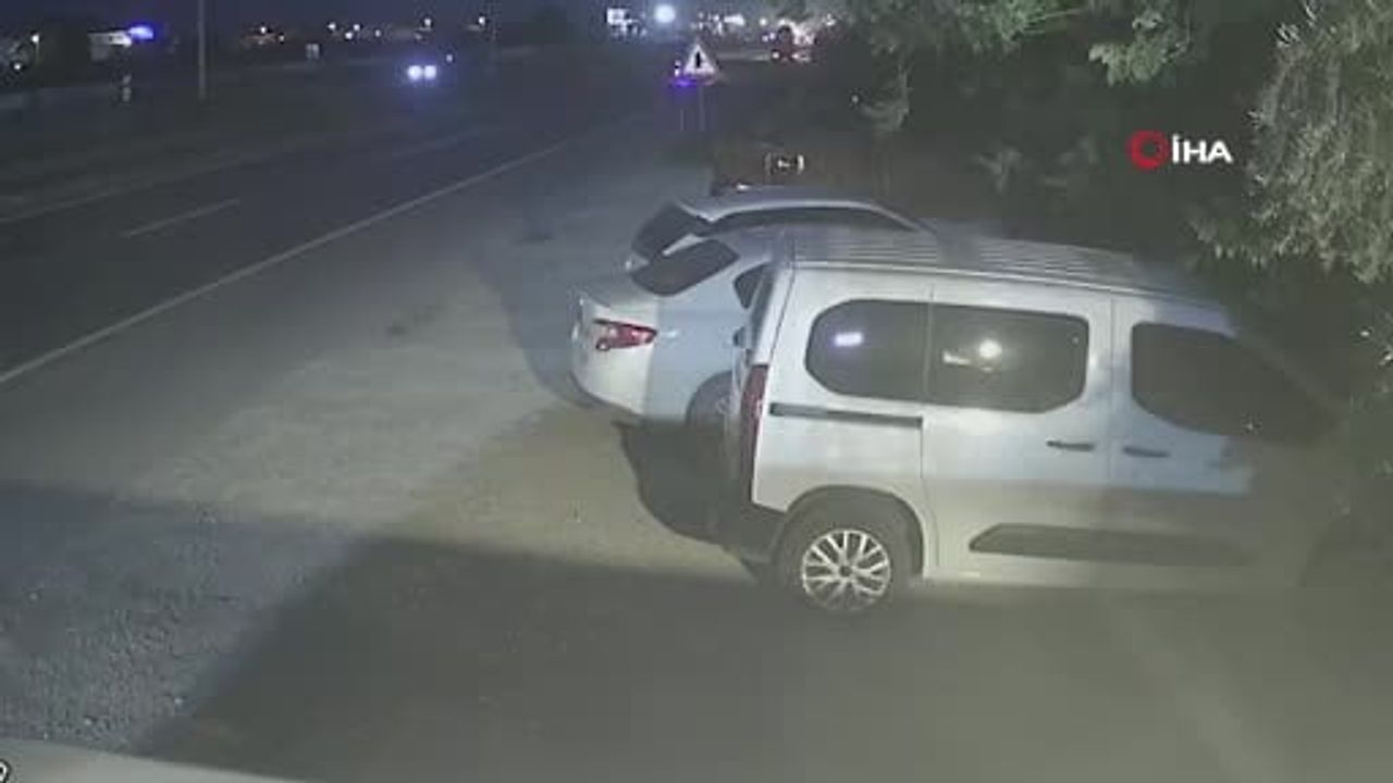 Manavgat'ta kontrolden çıkan otomobil park halindeki 4 araca çarptı: 4 yaralı