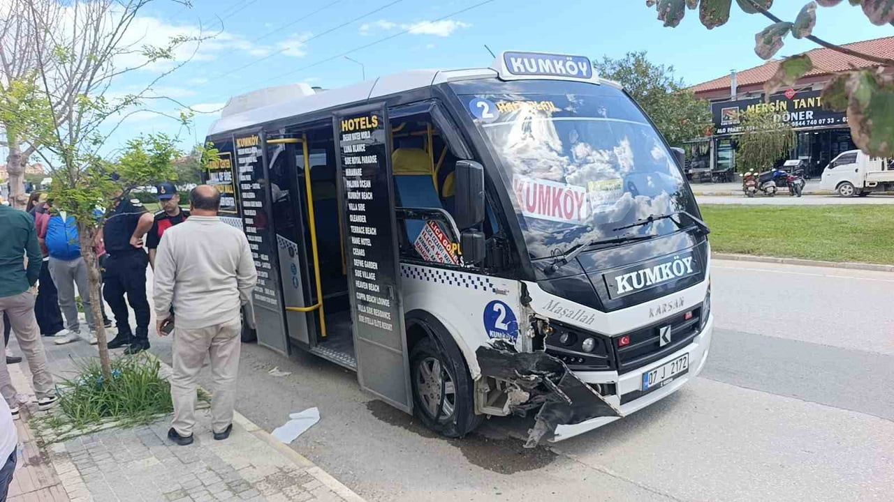 Manavgat’ta minibüsün park halindeki araca çarpması: 4 kişi tedavi altında