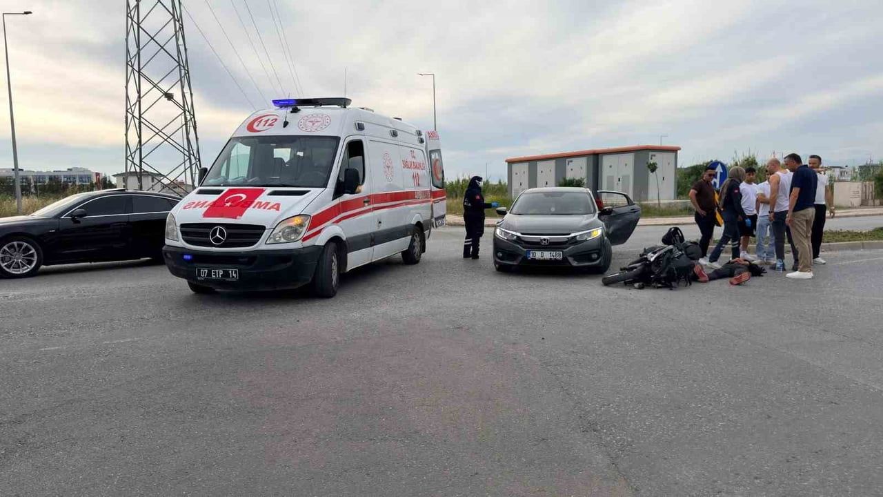 Manavgat’ta otomobil ile motosiklet çarpıştı: 1’i bebek 2 yaralı