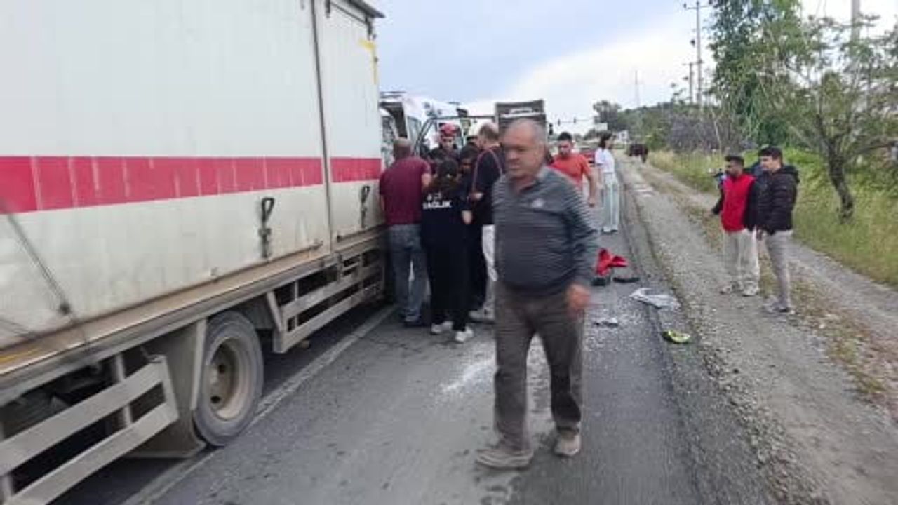 Manavgat’ta şerit ihlali sonucu kamyonet ile hafif ticari araç çarpıştı: 3 yaralı