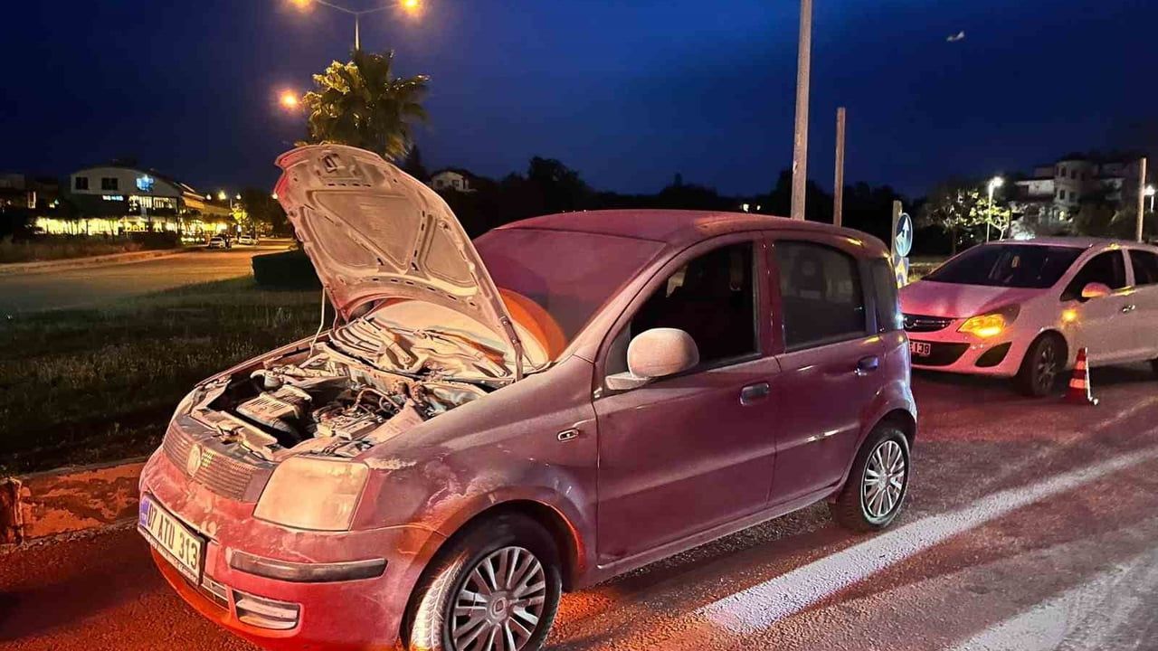Manavgat'ta Seyir Halindeki Otomobilin Motoru Yandı; Vatandaşlar Müdahale Etti
