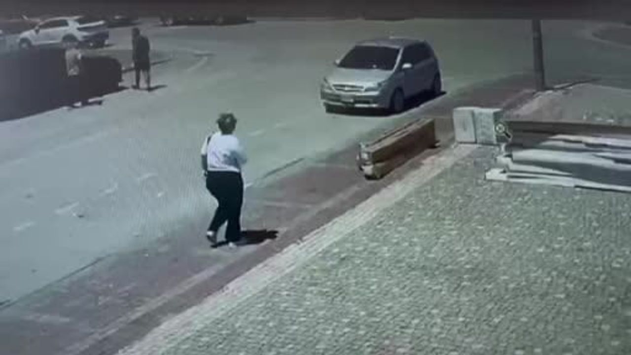 Manavgat'ta uyarı levhasını dikkate almayan sürücünün aşırı hızı kavşakta kazaya yol açtı: 2 yaralı