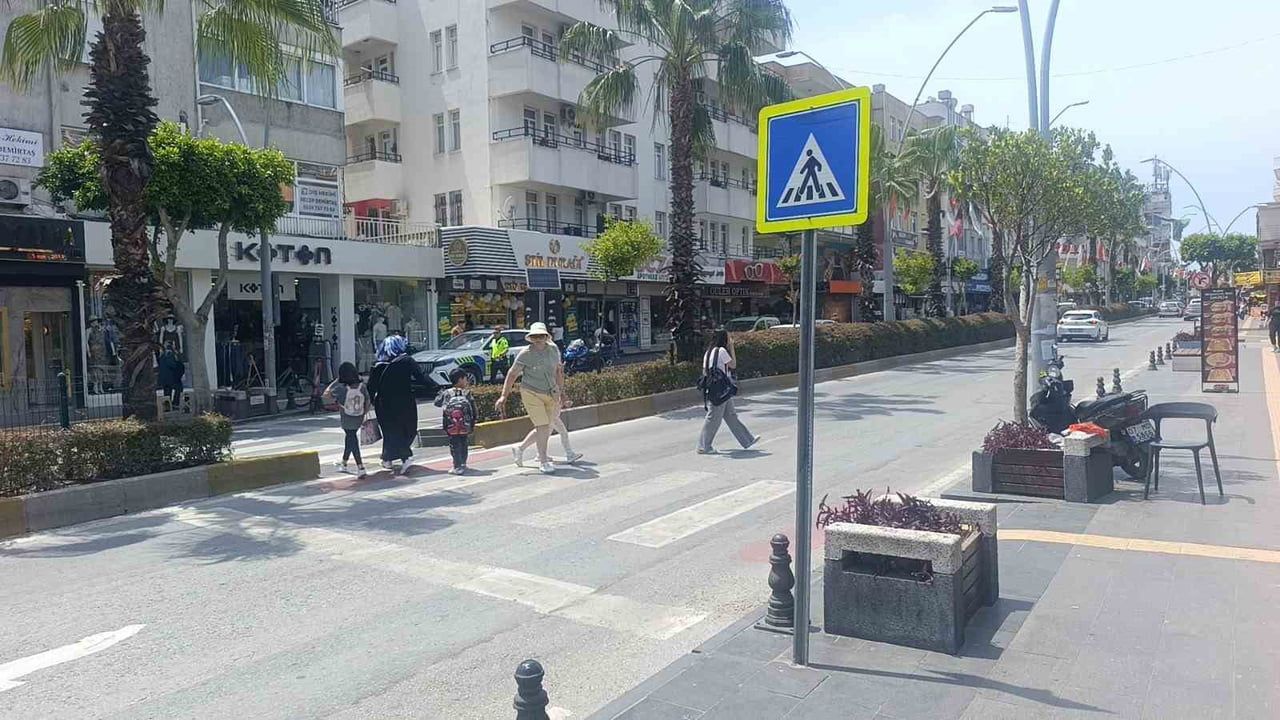 Manavgat’ta yaya geçidinde Alman turistin ayağı otomobilin altında kaldı