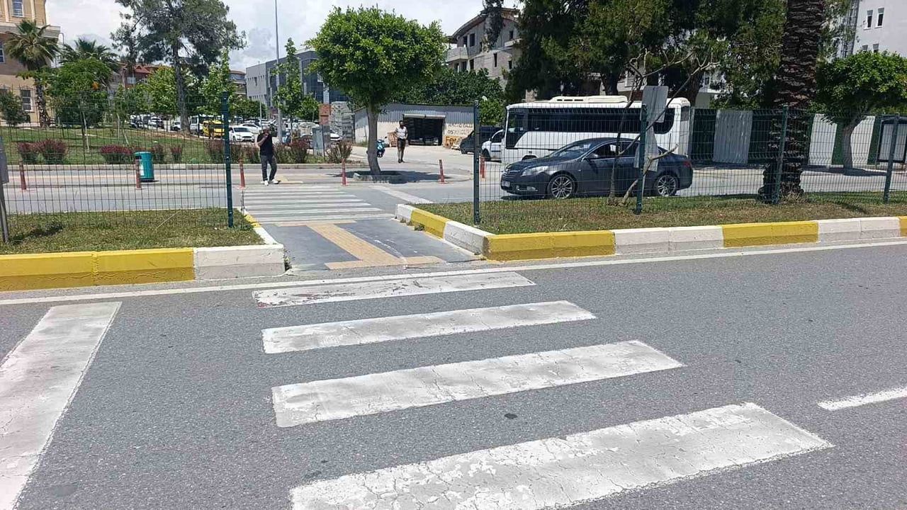 Manavgat'ta yaya geçidinde duran otomobile motosiklet çarptı: 1 yaralı
