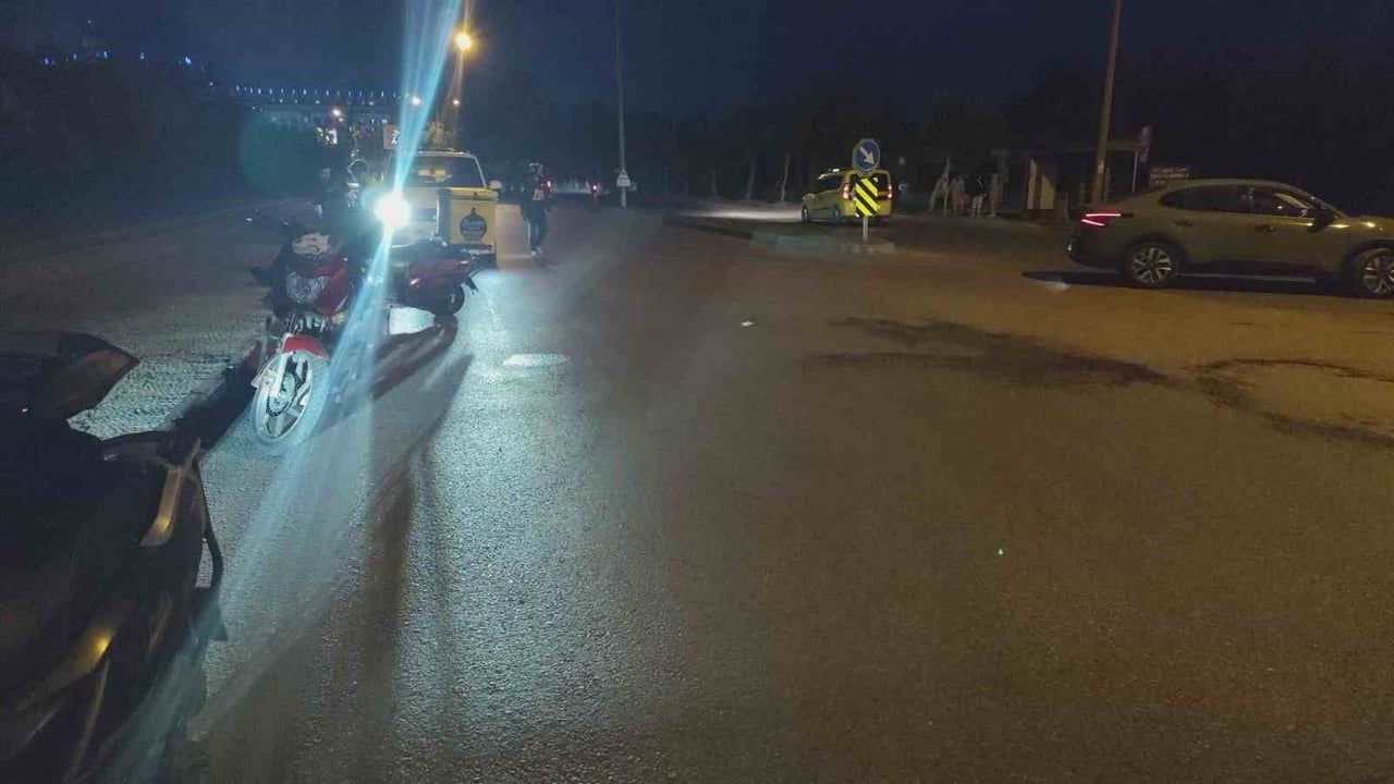 Manavgat'ta yetersiz aydınlatma nedeniyle motosiklet kaldırıma çarptı: 1 yaralı