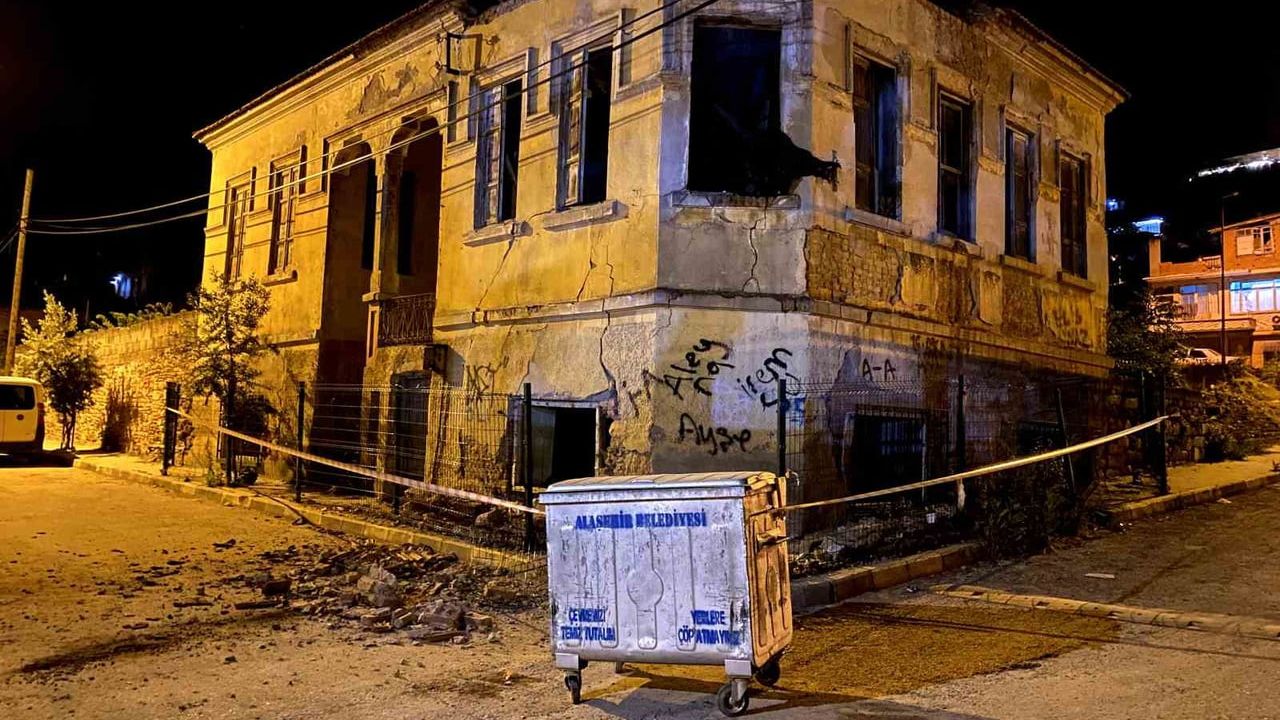 Manisa Alaşehir'de Cumhuriyet Dönemi 2 Katlı Binanın Çatısı ve Duvarları Çöktü; Park Halindeki Araçta Hasar