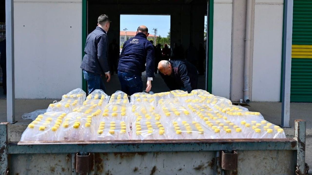 Manisa Büyükşehir'den biyoteknik mücadele: 160 bin kükürtsüz elma sirkesi kiraz üreticilerine dağıtılıyor