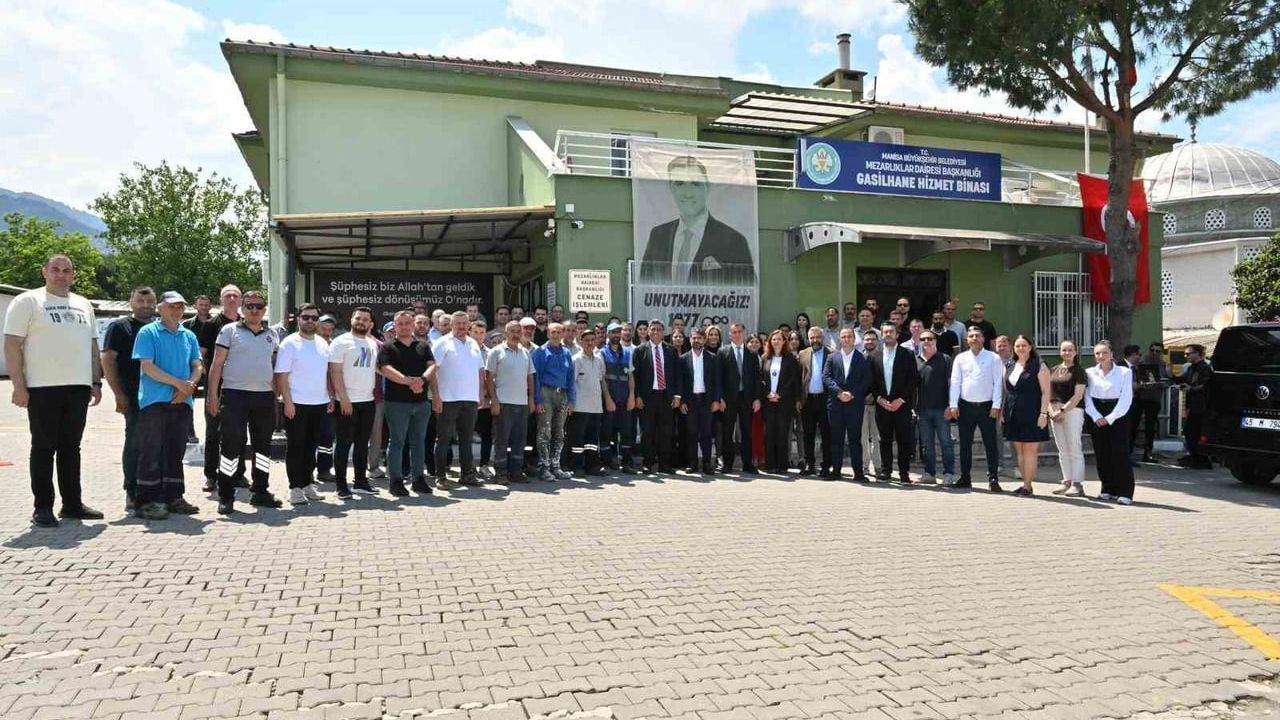 Manisa Büyükşehir Genel Sekreteri Burak Deste, Kurban Bayramı'nda Personelle Bayramlaştı