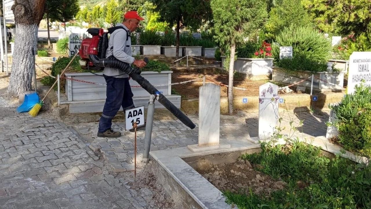 Manisa Büyükşehir, Kurban Bayramı Öncesi Mezarlıklarda Kapsamlı Bakım ve Temizlik Seferberliği