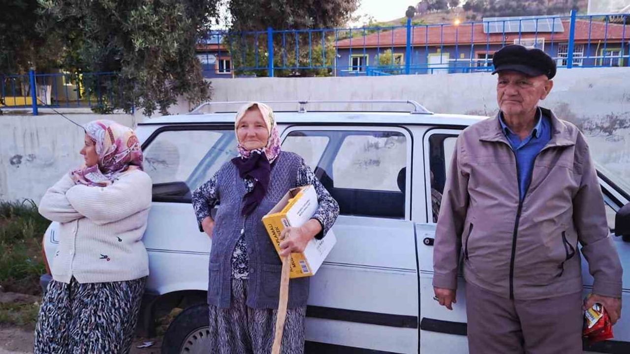 Manisa Çavuşlar Mahallesi'nde asırlık gelenek: Sabah namazı sonrası çocuklara tatlı ikramı