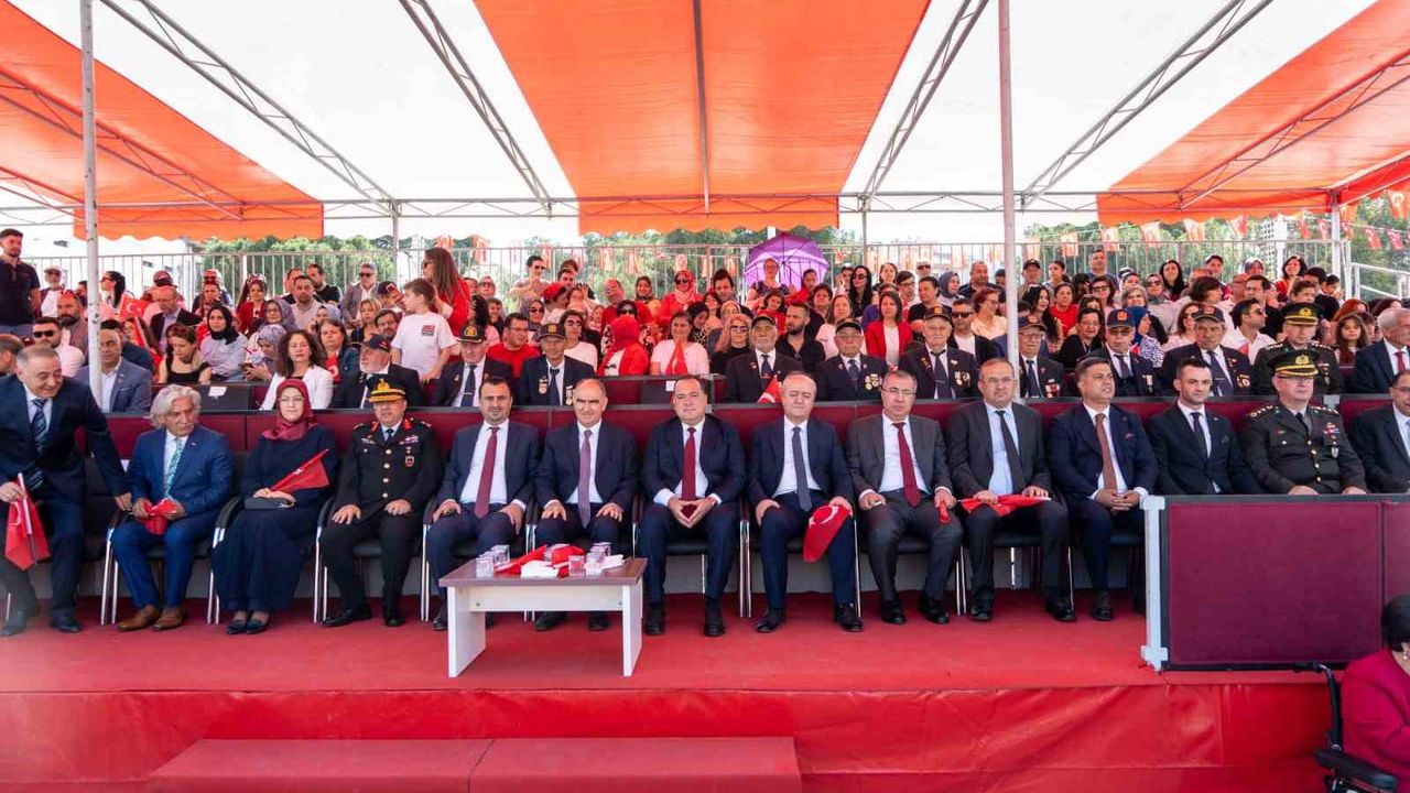 Manisa'da 19 Mayıs Coşkusu: Gençlik ve Spor Bayramı Cumhuriyet Meydanı'nda Kutlandı