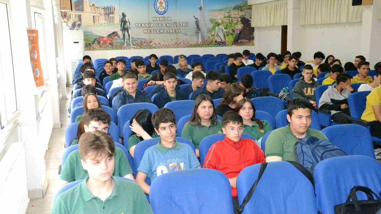 Manisa'da 'Atatürk’ün İzinde Üreten Gençlik' söyleşisi: Kadın girişimciler öğrencilerle buluştu