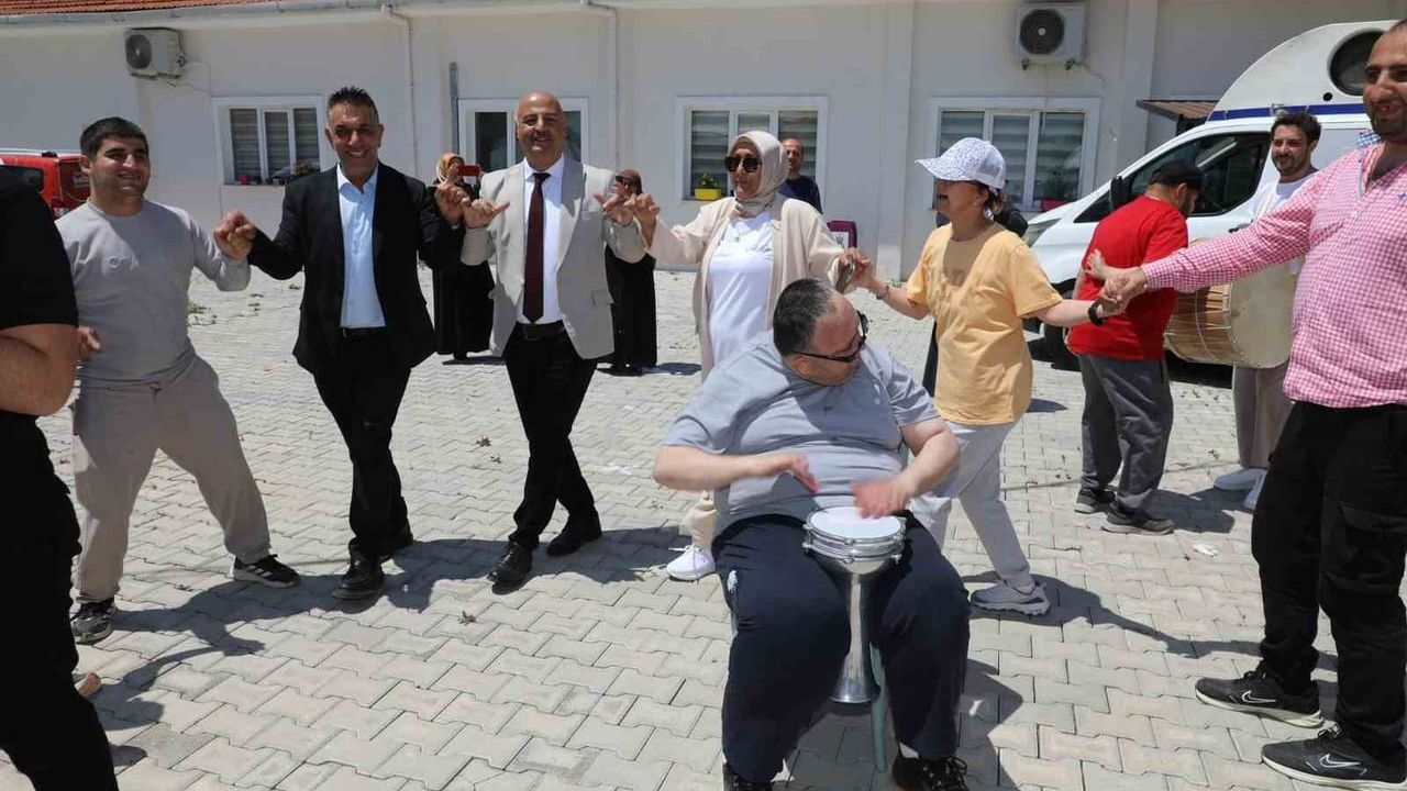 Manisa'da Engelsiz Yaşam Merkezi'nde Engelliler Haftası'na özel aile mangal etkinliği