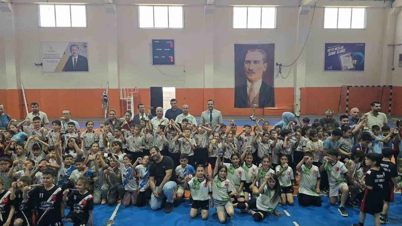 Manisa'da Geleneksel Çocuk Oyunları: Sarıgöl İlçe Elemelerinde Dört Eylül ve Şehit Esin Akay İlkokulu Öne Çıktı