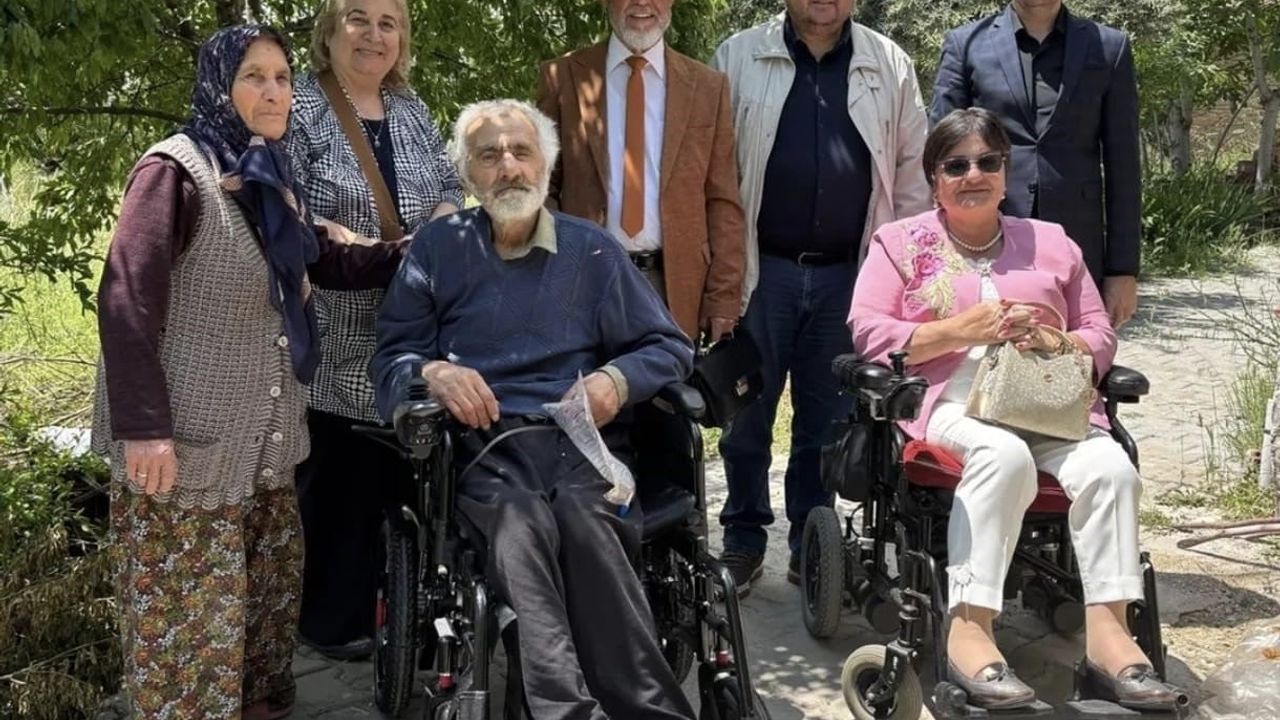 Manisa'da hayırsever Mesut Şafak'tan 5 bedensel engelliye akülü araç hediyesi