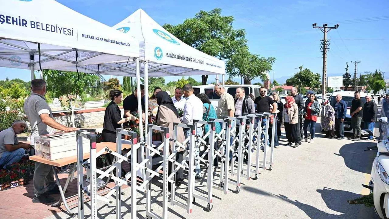 Manisa'da Kurban Bayramı arifesinde 17 ilçede 20 bin çiçek dağıtımı ve mezarlık bakımı