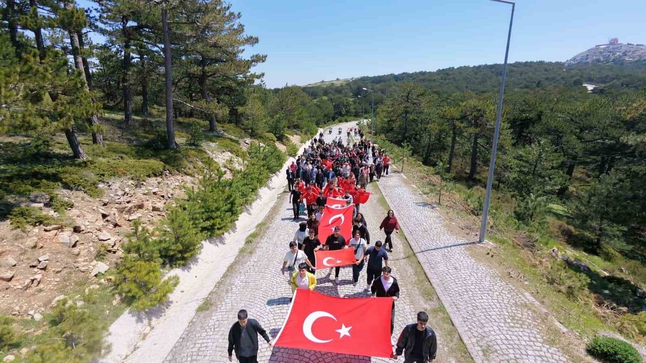 Manisa’da ‘Maarifin Kalbinde Marifetli Gençler’ Etkinliği: Öğrenciler Spil Zirvesinde Türk Bayrağı Açtı