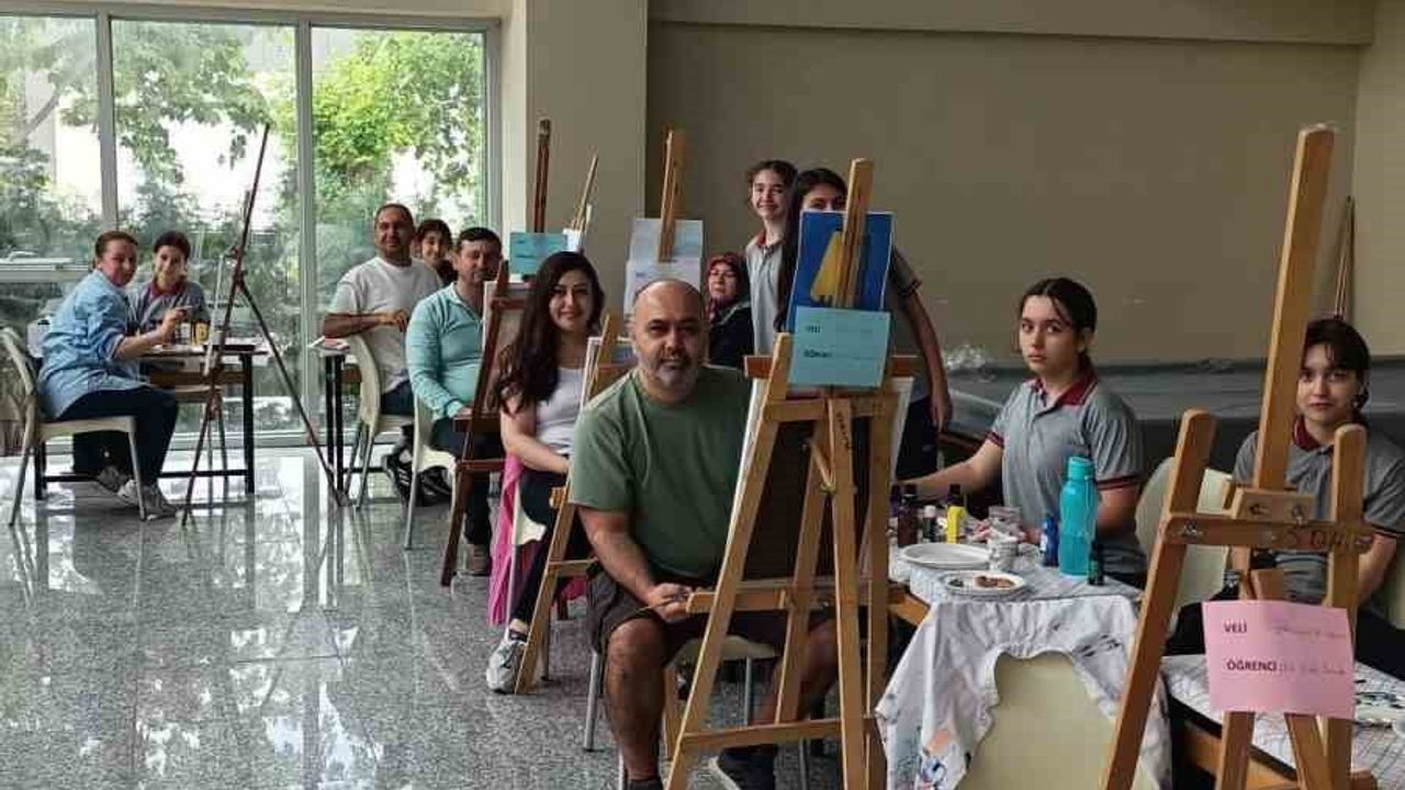 Manisa'da öğrenciler velilere öğretmen oldu: 'Maarifin Kalbinde Ailemle Resim Yolculuğum' etkinliği
