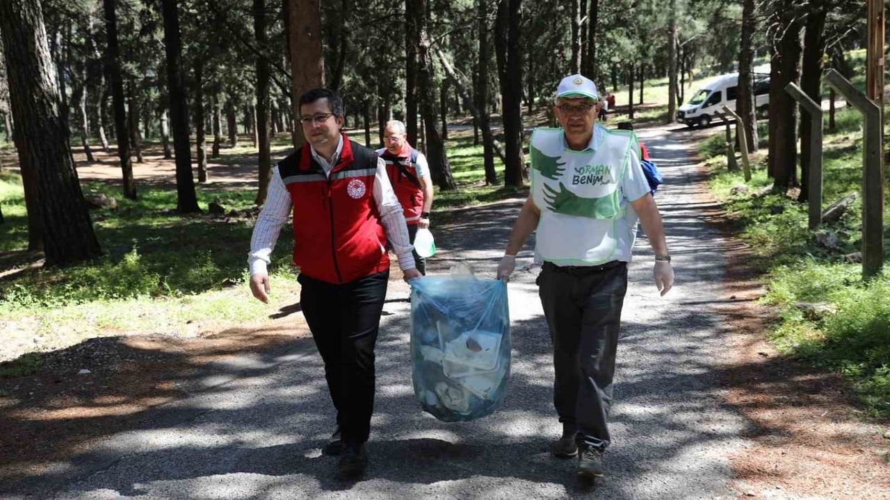 Manisa'da 'Orman Benim' kampanyasında ormanlık alanda yüzlerce kilo atık toplandı