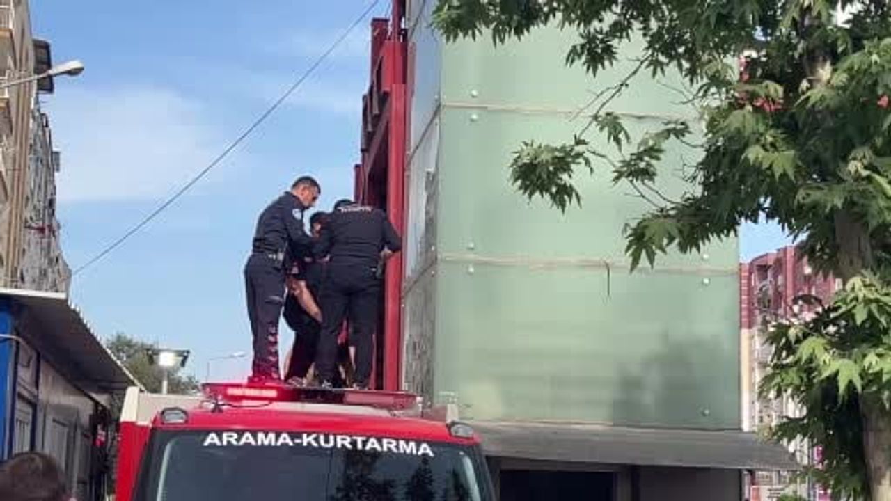 Manisa'da yaya üst geçidi asansöründe sıkışan genç yaşamını yitirdi