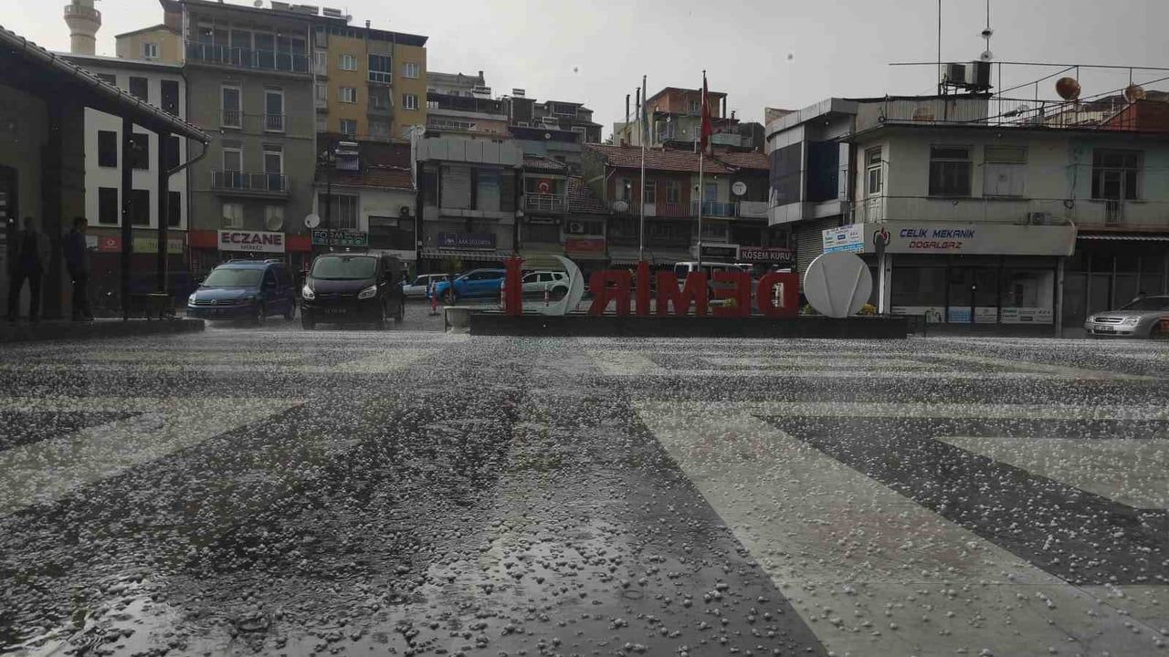 Manisa Demirci'de 20 Dakikalık Dolu, Kiraz Bahçelerinde Endişe Yarattı