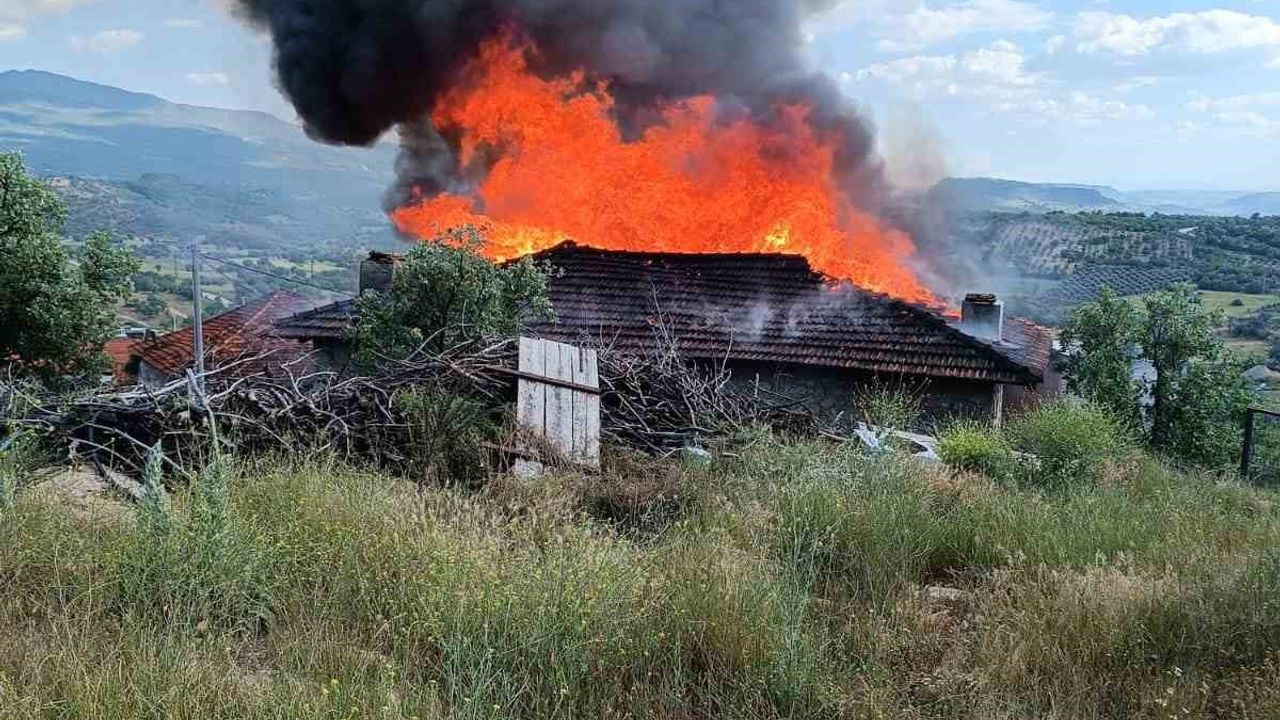 Manisa Demirci'de Bayram Ziyareti Sırasında Ev Yangını: Mezitler Mahallesi'ndeki İki Katlı Ev Kullanılamaz Hale Geldi